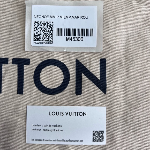 Louis Vuitton
NeoNoe Handbag Monogram Empreinte Leather MM - Picture 15 of 16